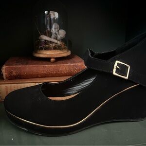 Chic Black Wedge Shoes with Gold Accent